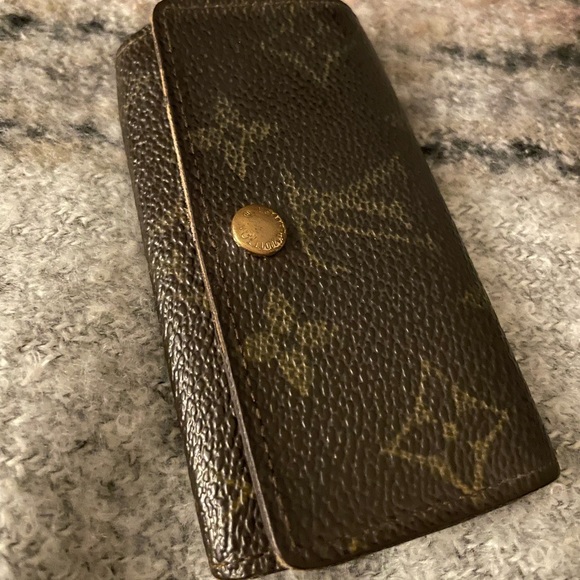 Louis Vuitton Accessories - LV Monogram Key holder